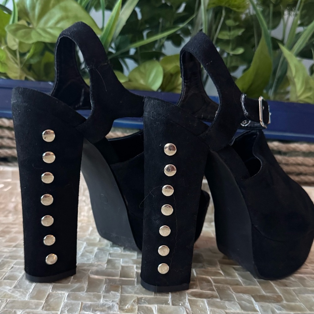 Platform Black suede sandals with silver studs 8 NWOT open toe shoe